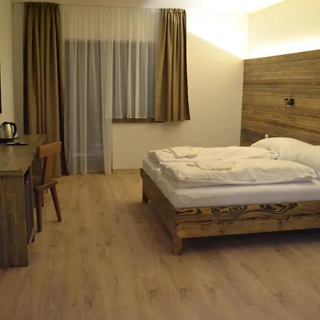 Tri Kopy*** - Penzion, Restauracia A Pizza Guest house *