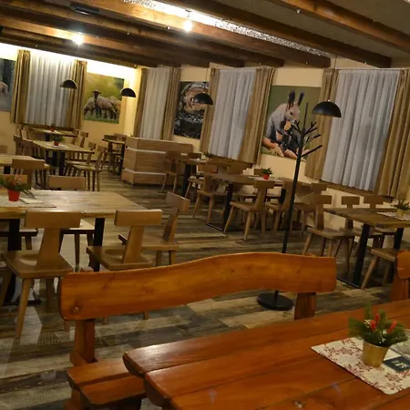 Tri Kopy*** - Penzion, Restauracia A Pizza Szmrecsán