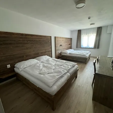 Tri Kopy*** - Penzion, Restauracia A Pizza * Smrecany