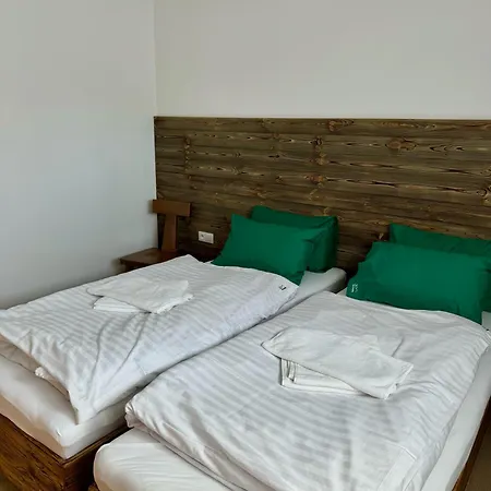 Tri Kopy*** - Penzion, Restauracia A Pizza * Smrecany